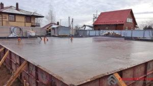 Уже как-то было написано, что рабочий в день заливки бетона худеет на 3 кг. Очень тяжелая работа.