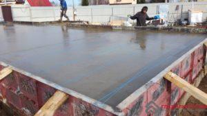 В любом случае бетон разгоняется вручную, сама тяжелая стадия заливки.