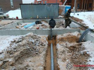 Закладные коммуникации. Наши инженеры устанавливают и проверяют закладные.