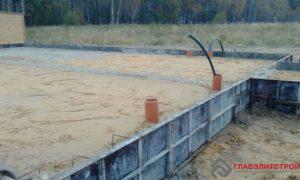 Опалубка под плиту выставлена.