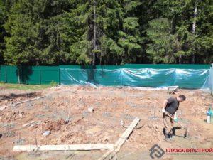 Теперь завоз опалубки ростверков.