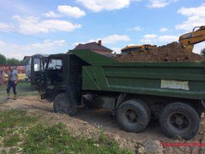 Вывоз грунта. Хорошо, когда рядом есть тот, кому грунт наоборот — нужен. Тогда очень экономно получается.