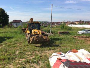 Почему ручная — длина зубьев ковша? А нам нужна идеальная ровная площадка.