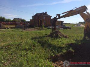 Начали копку. Сначала идет экскаватор, потом ручная доработка.