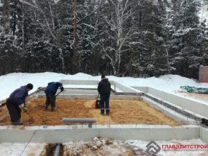 Сняли опалубку ростверка. Засыпаем полости песком.