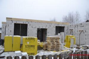 Сейчас собираем баню — она из алтайской сосны.