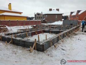 Поэтому на заливке бетона всегда усиление. Для разгона бетона требуется много сил и рук.