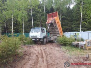 Песок выгружаем максимально близко в пятну застройки.