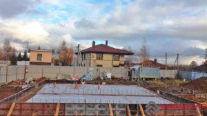 Пленка нужна для того, чтобы молочко бетона не ушло в песок.