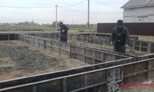 Ставим опалубку ростверка.