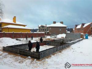 Устанавливаем опалубку росверка.