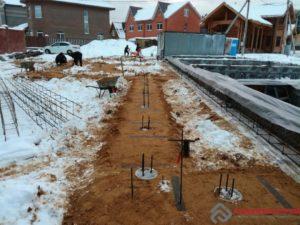 Подсыпка песка по ростверк на сваях.