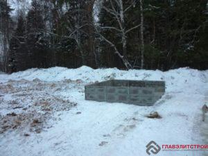 Опалубка приходит готовыми картами, подготовленными под конкретный фундамент на нашей базе. Там же вяжем армокаркасы росверка.