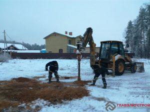 Начали бурить сваи.