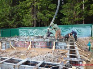 Льемся! Отмечено, что за одну заливку в течение 8 часов, рабочий худеет на 3 кг. Вот такая тяжелая работа.