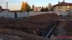 Устанавливаем опалубку.