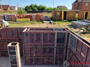 Лестница в цоколь.