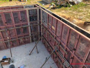 Вес опалубки — около 50 тонн на этот цоколь суммарно.