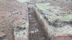 Вручную дорабатываем борозды от трактора.