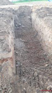 После трактора заходят люди.Нам нужно ровное основание.