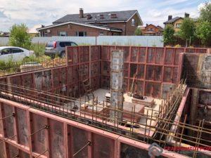 Внутри — колонны.