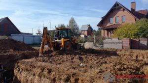 Грунт разрабатываем машинным способом, потом доработка вручную.