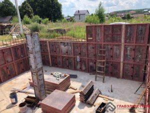 Стены растут.