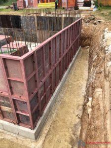 Устанавливаем опалубку.