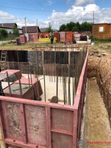 Со всех сторон.