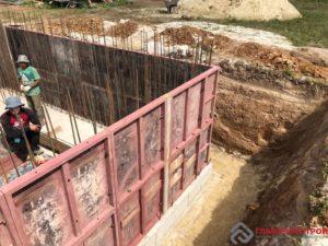 Потом все пространство вокруг цоколя будет засыпано песком.