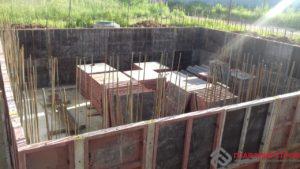 Вязка армокаркасов стен. Самый долгий процесс в цоколях.