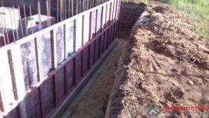 Начали установку опалубки стен.