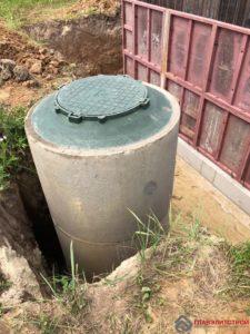 Установили крышку на дренажный колодец.