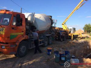 В миксера заливаем пенетрон — в цоколе тройная гиброизоляция.