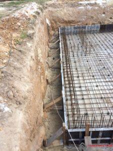 Усиляем опалубку перед заливкой.