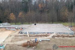 Начали армирование плиты.