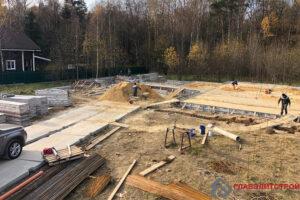 Большой фундамент — не вмещается в кадр ? Снято с бытовки ?