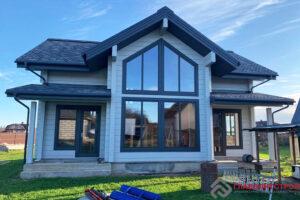 Красивый дом с большими окнами.