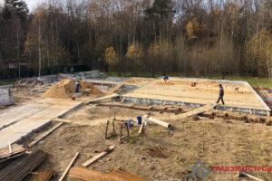 Обратная засыпка полостей фундамента песком.