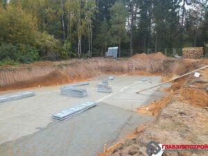 Первый венец. Самый сложный. Надо выставить, раскрепить.