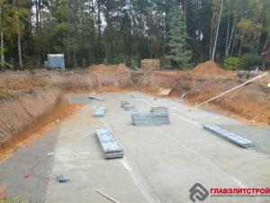 Фундамент — свайно-ростверковый с плитой. Залили сваи.