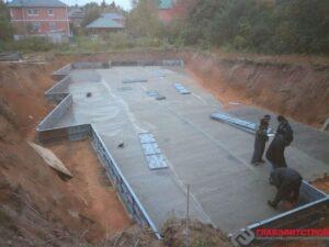 Процесс идет! В работе используем инвентарную опалубку.