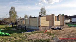 Работаем «с колес». Если привезти сразу весь брус с завода на площадку — лишняя влага и солнце, да и 980 деталей. Поставки идут по 30-35 м3 в еврофуре.