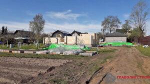 Участок — стародачное место. Пока хозяйка оставляет старые постройки на время работ.