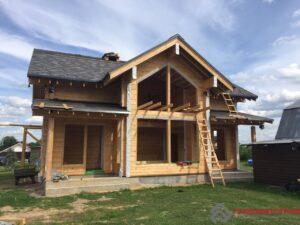 Центральный фасад готов — черепица уложена.