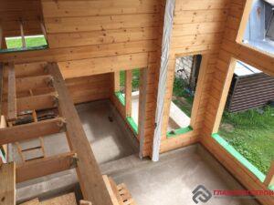 С баллюстрады.